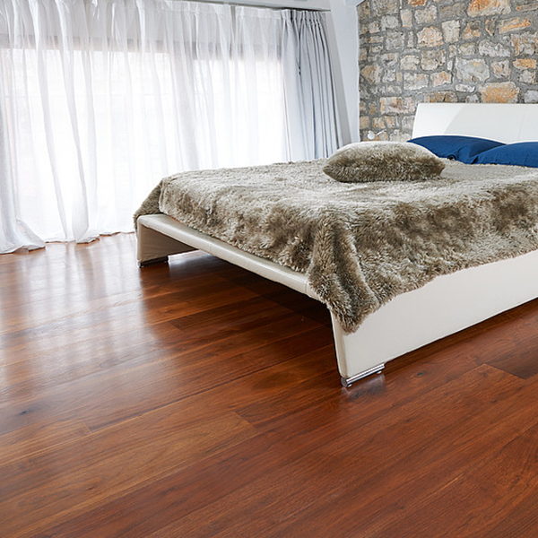 意大利布雷西亞住宅：黑胡桃木地板